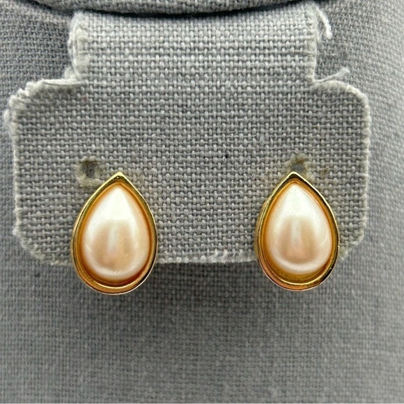 Vintage Goldtone Teardrop Faux Pearl Cabochon Clip On Earrings Dainty Small - Picture 1 of 7
